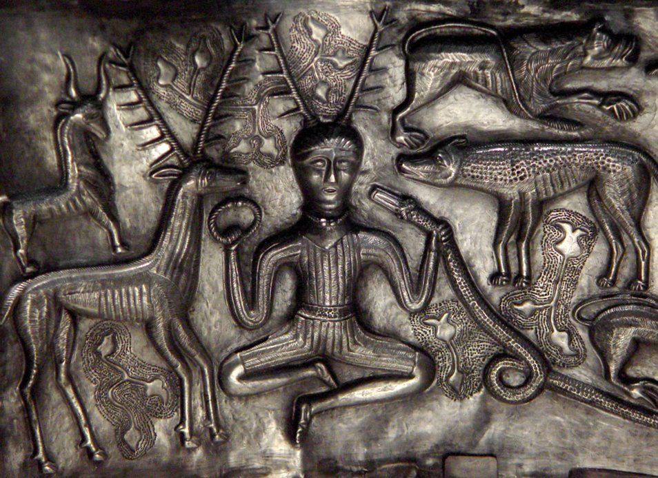 Personnage aux bois de cerf assis en tailleur, tenant un torque et un serpent, entouré d'animaux — plaque intérieure du chaudron de Gundestrup